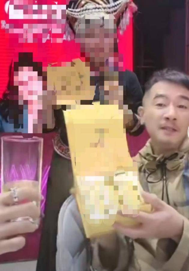 养二胎压力大？陈小春直播捞金蓄胡显沧桑，众