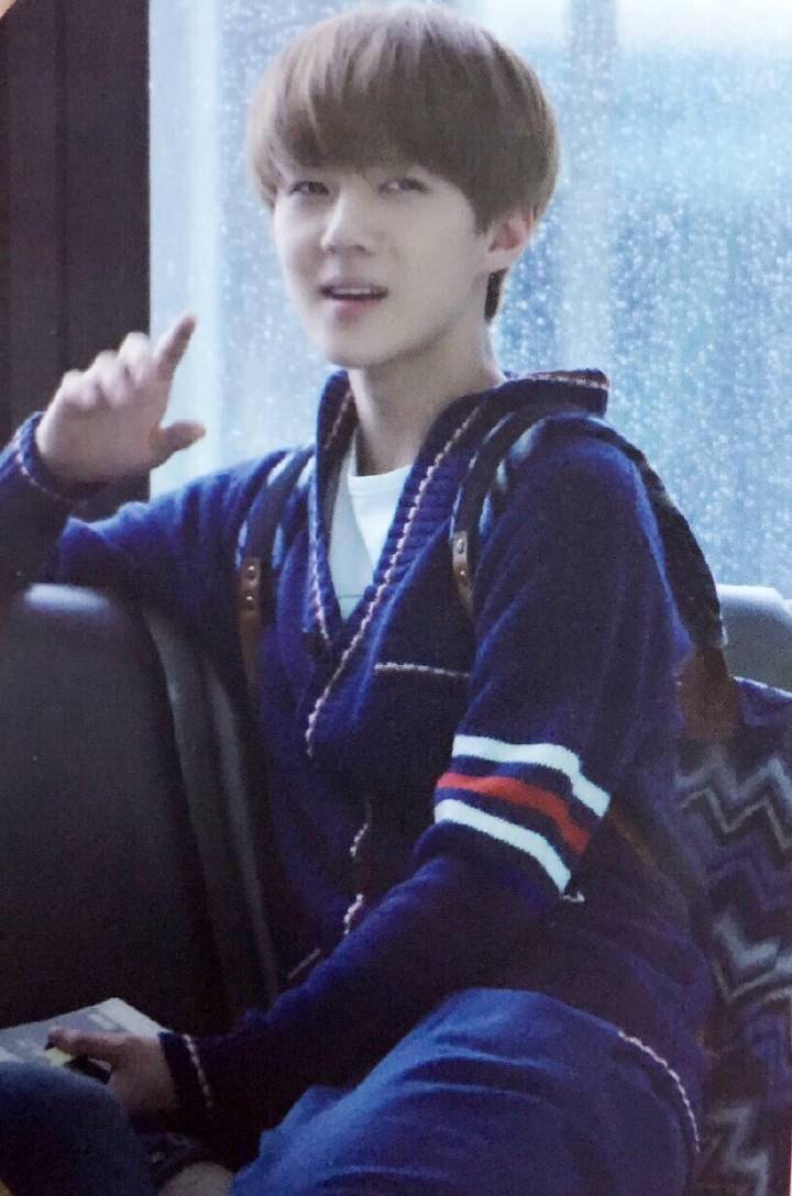 审美|王俊凯衬衫裙，遭网友热议，究竟幼齿化审美对男明星限制有多深？