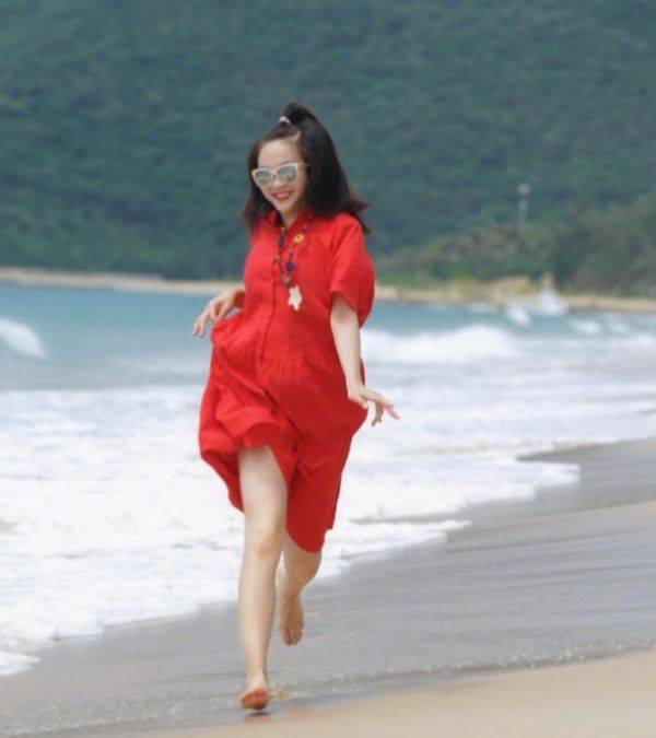 旗袍|林妙可旗袍造型公开，赘肉明显好显老，才21岁看起来像少妇