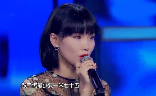 官方|原创黄龄摔落舞台坚持唱完彰显女排精神,官方通报解释却不得网友认可