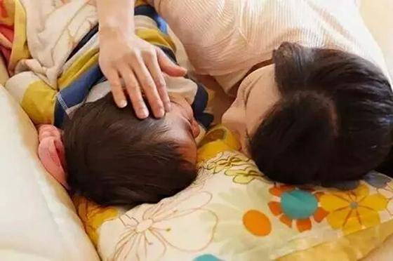 睡眠|下一秒就直接睡着?宝宝突然“没电”先别觉得好笑前一秒还在玩