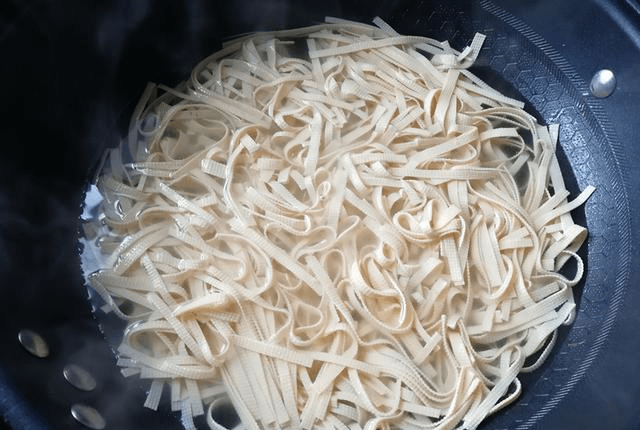 怎样做包菜丝简单又好吃 8c5fff0db94e4662a42f81b5ede154e8.png