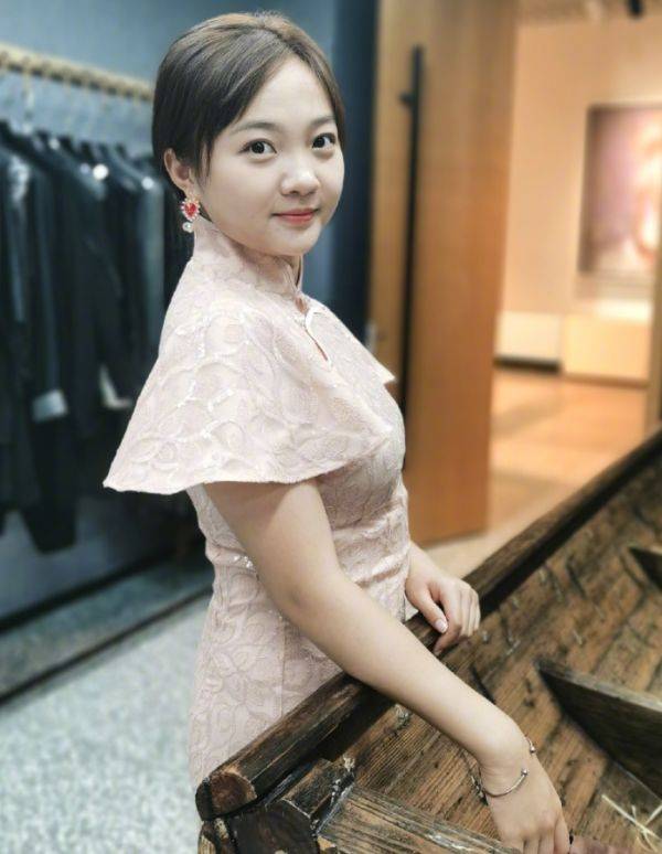 旗袍|林妙可旗袍造型公开，赘肉明显好显老，才21岁看起来像少妇