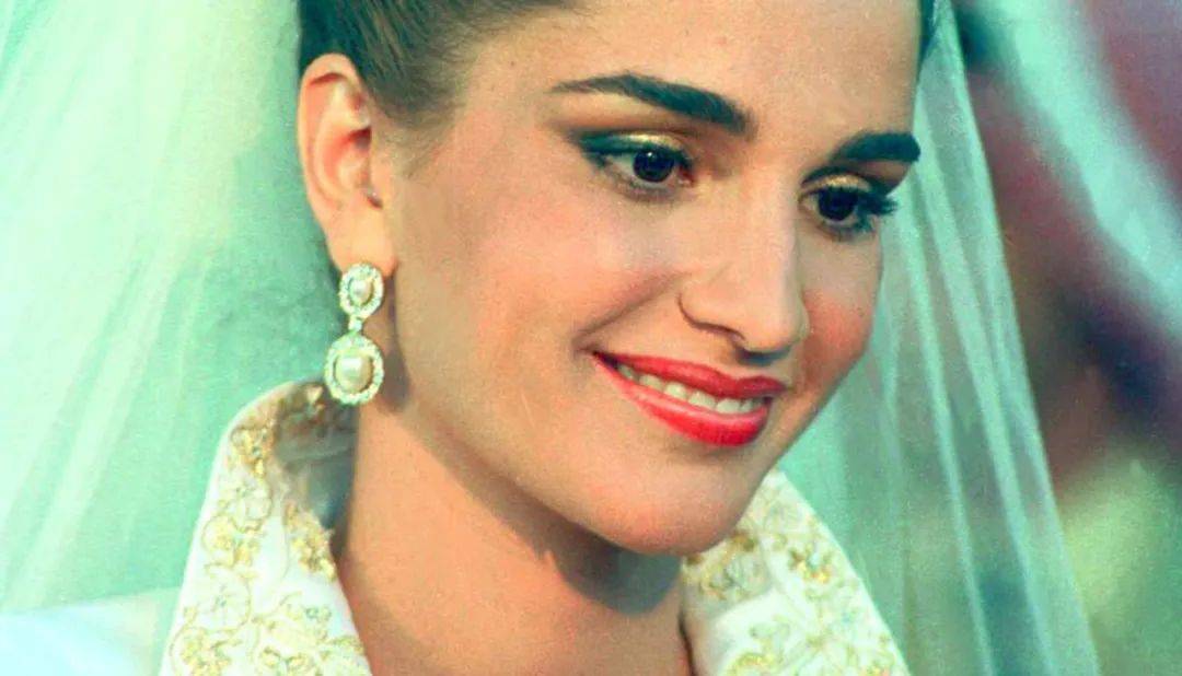 拉尼娅|约旦2位公主过生日，姐妹同时被美女王后抱怀中，母女三人太惊艳