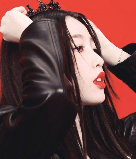 喻言|The9成员戴皇冠，虞书欣暗黑，喻言中性风，看到许佳琪：反差萌！