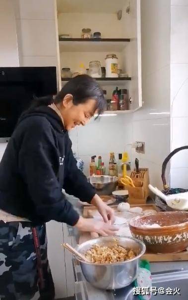 视频|原创57岁李勤勤包袱全无，晒收工视频，吃完面擤鼻涕擦在鞋后跟？