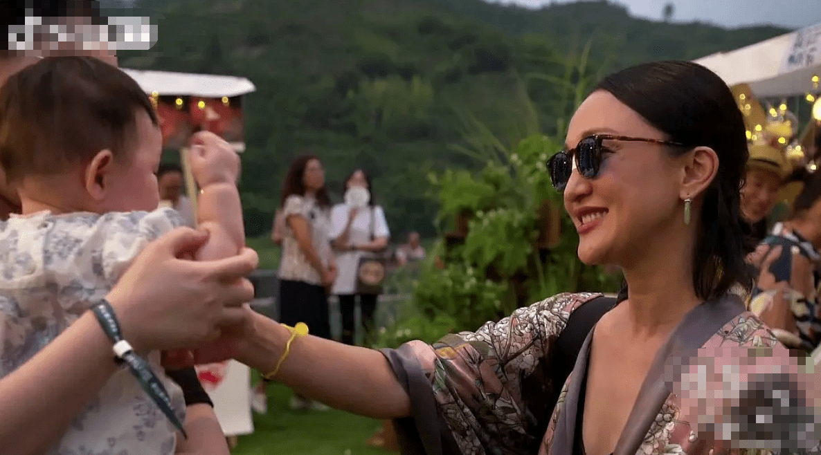 显得|原创一堆中年妇女假装青春少女，但周迅很真实，素颜还可能被认为55！