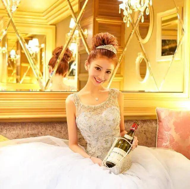 公关|被称“日本第一女公关”，她滴酒不沾靠聊天年入7.3亿，绝了！