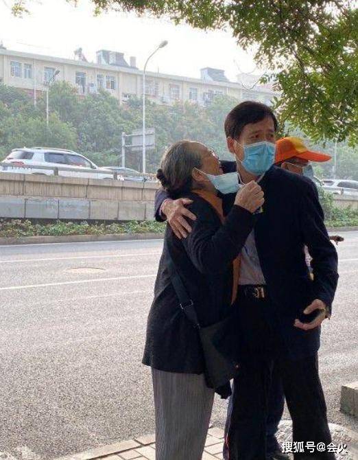 容嬷嬷|原创84岁李明启精神矍铄，等公交偶遇粉丝亲切合影，曾被出租车拒载