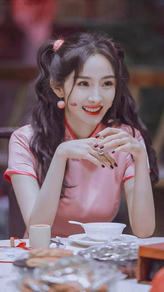 赵露思|发量王者赵露思的减龄搭配你也可以学