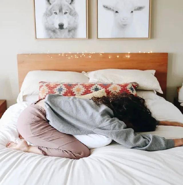焦虑,失眠,长痘痘?分享6个瑜伽动作,躺在床上就可以做