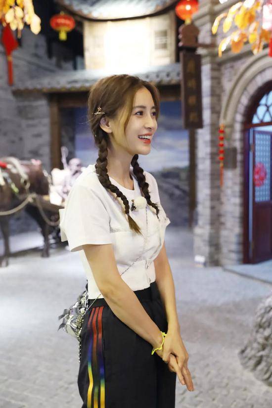 赵露思|发量王者赵露思的减龄搭配你也可以学