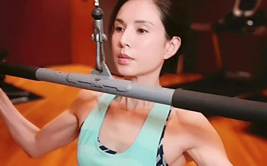 女神|五十四岁李若彤晒甜品，被指是摆拍？看看女神都是如何保养的