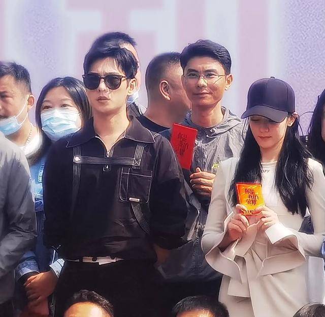 顾漫|杨洋和热巴超近照，热巴瘦了好多脸好小，杨洋走到哪里都是焦点啊