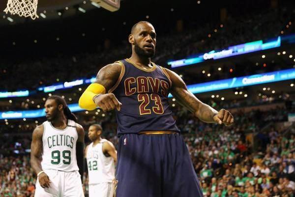 詹姆斯总冠军奖杯合影 fc6b25bab37c43f3b75a544adffb8b40.jpeg