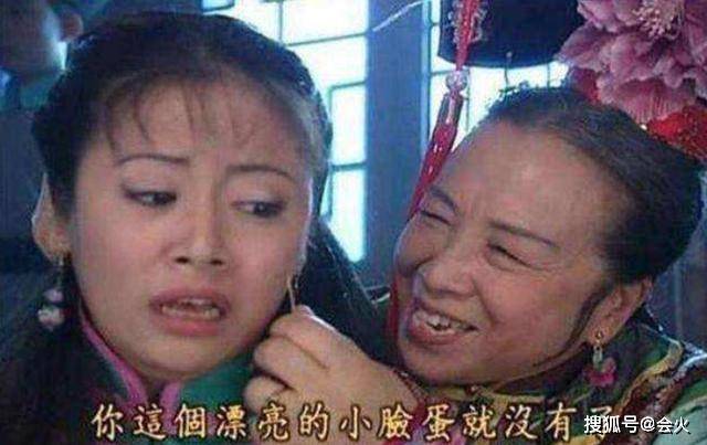 容嬷嬷|原创84岁李明启精神矍铄，等公交偶遇粉丝亲切合影，曾被出租车拒载