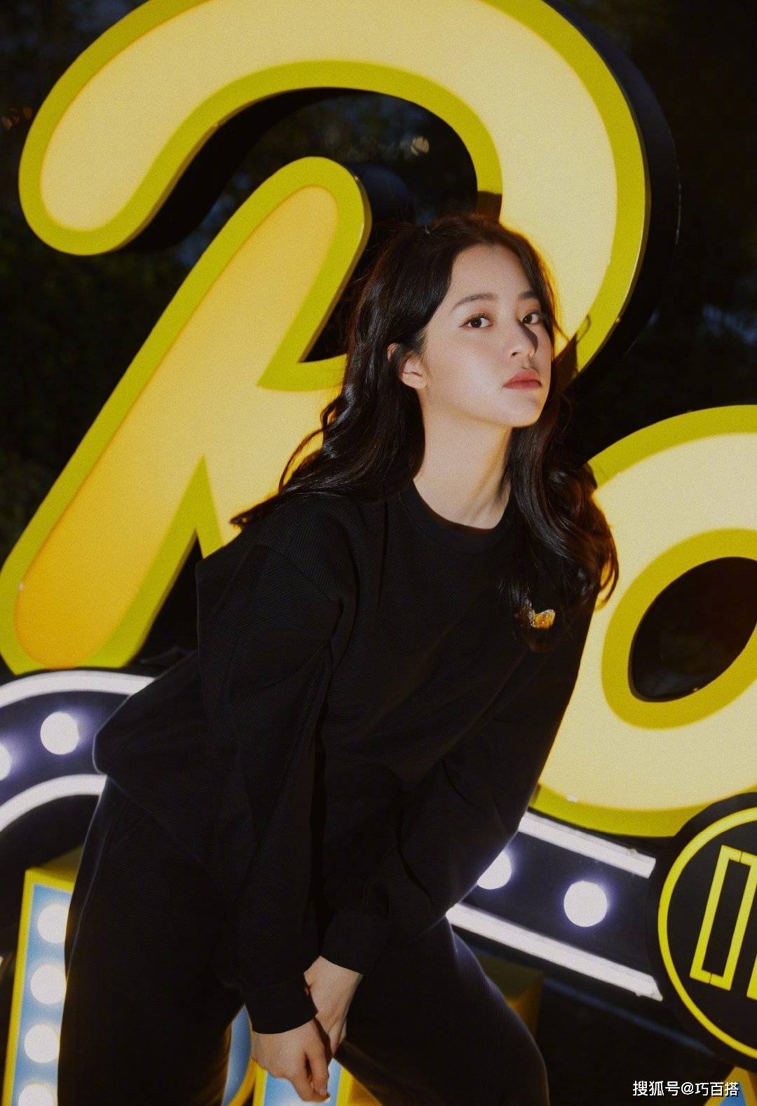 太会|国货品牌太平鸟终于崛起,代言人欧阳娜娜太会玩,黑色单品太时髦