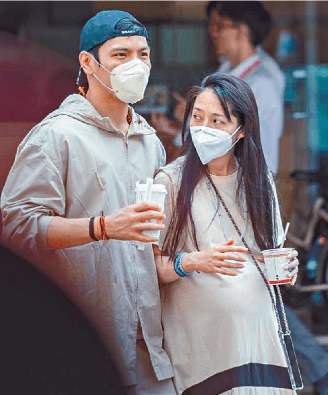 郭碧婷|向佐夫妇穿情侣装合体,同色系服装秀恩爱,36岁郭碧婷小鸟依人