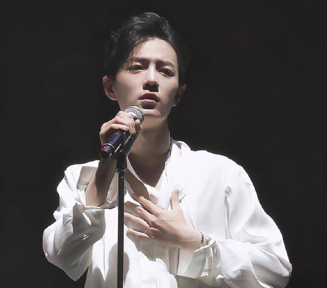 代拍|原创肖战复工遭私生疯狂拥堵，一路狂奔离开，私生饭为何如此疯狂？