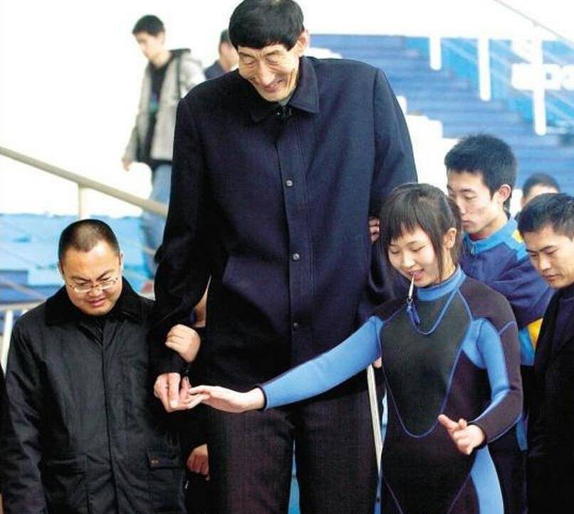 2米36的"中国第一高人",年近六旬执意生子,现在儿子有