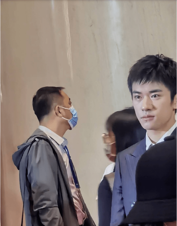易烊千玺飞天奖生图曝光后台戳脸照反差萌这身材比例是认真的