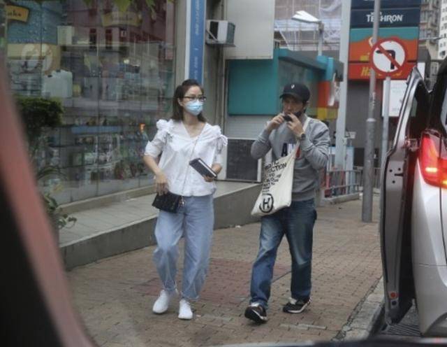 张家辉携关咏荷外出体贴照顾,身形消瘦面容憔悴