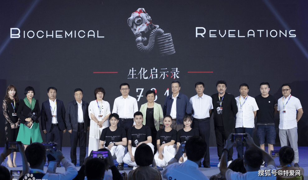 张家辉关咏荷恩爱现身,十指相扣低调炸街