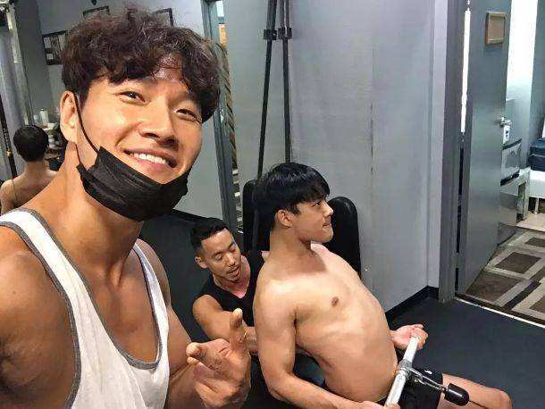 金钟国的倒三角身材,堪称型男典范,搓衣板腹肌男人味十足_肌肉