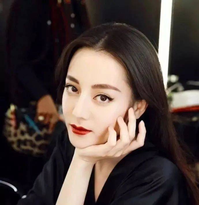 单照美|热巴求你赶紧抗衰吧，单照美出圈，合影却被十八线吊打？