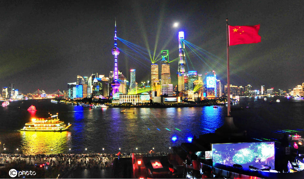 1 12 上海外滩庆祝2020国庆,中秋同至.