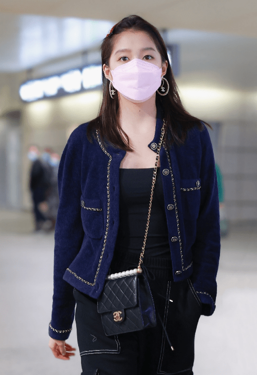 顶流|关晓彤身材被热议，从顶流女朋友到腰大脖子粗，她到底经历了什么