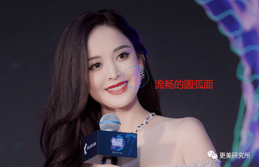 单照美|热巴求你赶紧抗衰吧，单照美出圈，合影却被十八线吊打？