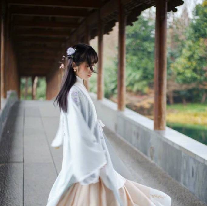 少女|当“汉服少女”徐娇化上浓妆，气场全开的状态让人羡慕