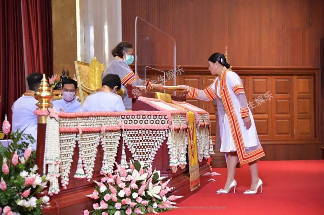 小公主|33岁泰国小公主获博士学位，给诗琳通跪地叩拜，对姑姑比父王还亲