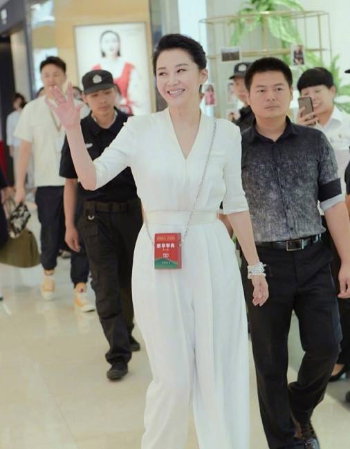 杨钰莹|当48岁杨钰莹撞上50岁许晴，才发现女人的美真的与年龄无关