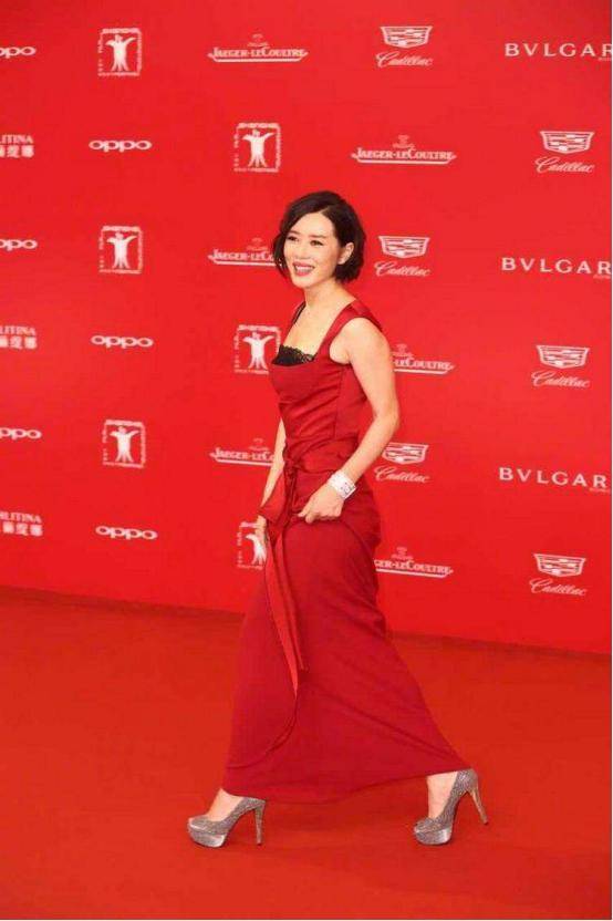 余男的魅力女人看了都心动穿一身罂粟红太美身材真窈窕