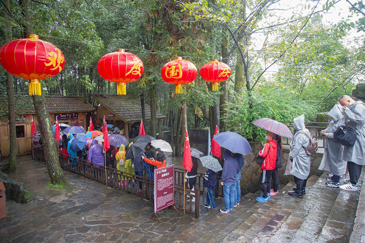 作为全国知名旅游目的地,国庆中秋长假期间武隆游客量较大,景区通过