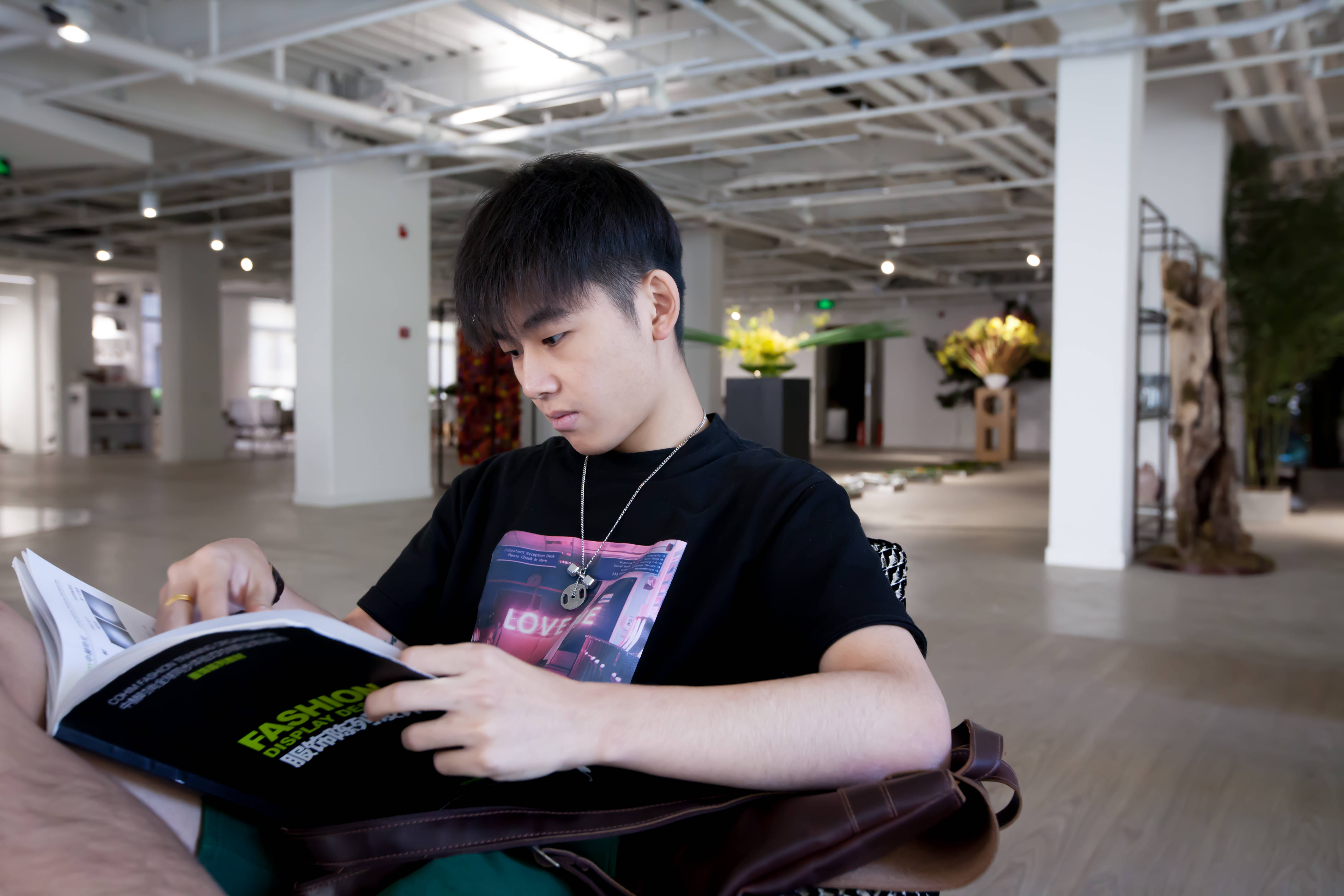 朋友|陈列设计师培训体验中赫时尚-坐在银行柜台前的，那根本不是我