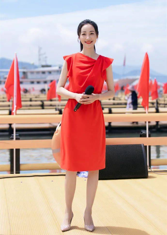 韩雪的这一款薄纱红裙礼服,虽然也谈不上什么时髦感,至少完全不会