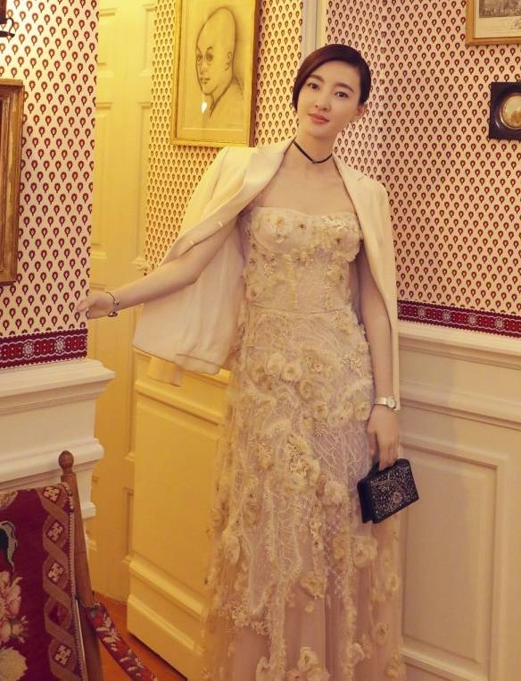 衣服|当明星可真累，王丽坤为了秀出小蛮腰，衣服紧得连腰都不能弯！