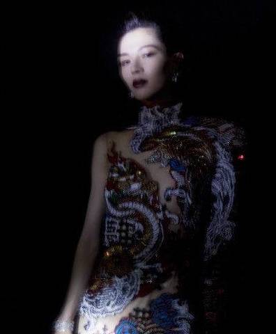 戚薇|当戚薇撞衫钟楚曦，没她酷但比她甜，龙纹旗袍韵味十足