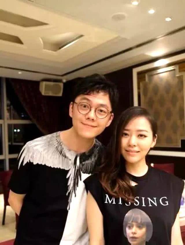张靓颖现身机场获小男友陪伴超甜蜜,穿短裙美出新高度