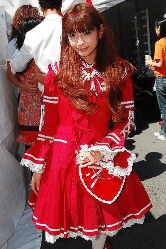 top|lo圈迷惑行为大赏，公车上蹦迪、冲上b站掉粉榜top的土味名媛一个比一个虎！