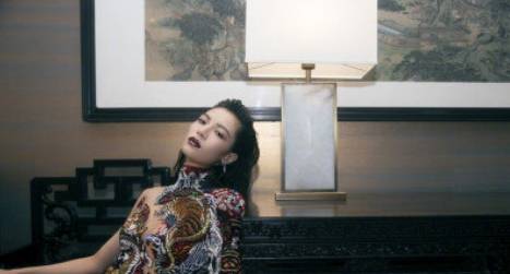 戚薇|当戚薇撞衫钟楚曦，没她酷但比她甜，龙纹旗袍韵味十足