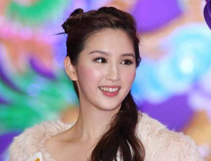 "翻版黎姿"何傲儿,从"爷孙恋"到"干女儿,为何成全城笑话