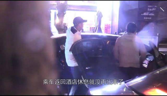 张靓颖现身机场获小男友陪伴超甜蜜,穿短裙美出新高度