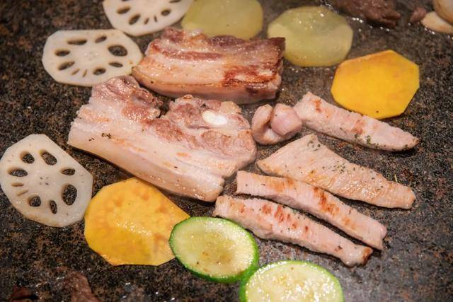 花图缘|竟然是在“石头”上烤?火了三年的韩式烤肉