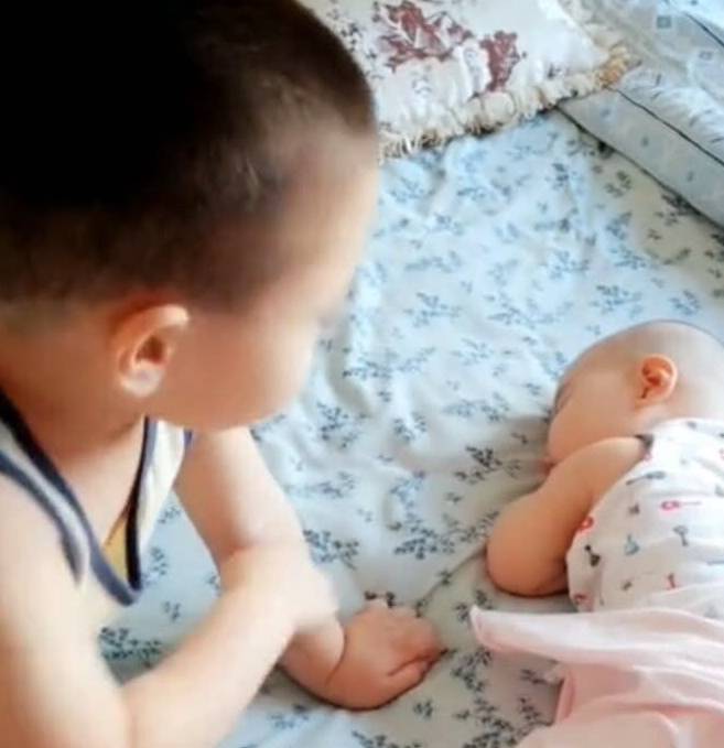 妹妹|妹妹犯困睡着了，随后哥哥的行为，让人暖心3岁哥哥陪着妹妹玩