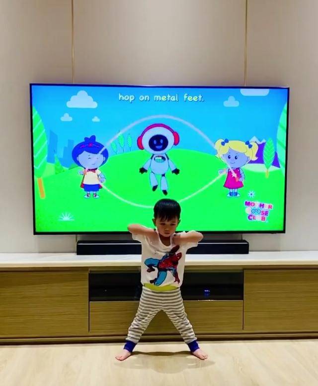 儿子|原创胡杏儿老公晒儿子跳舞，Brendan跳得一脸认真，萌态十足