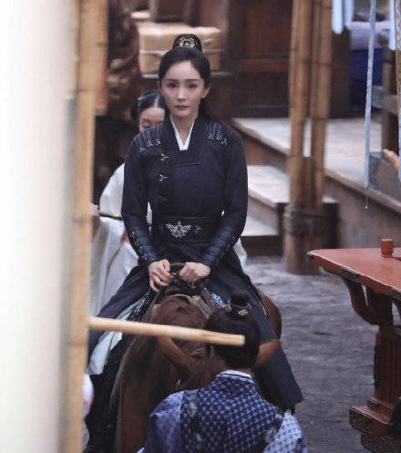 嘉行|迪丽热巴新造型发际线后退，和杨幂一样秃，被嘲是嘉行祖传发际线